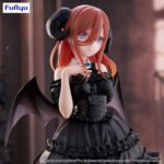 NAKANO MIKU THE QUINTESSANTIAL QUINTUPLETS SPECIALS BICUTE DARK. Furyu incorpora a su colección BiCute Dark la figura de Nakano Miku, inspirada en su aparición en el anime "The Quintessential Quintuplets Specials 2". Esta figura mide aproximadamente 25 cm y está fabricada en ATBC-PVC, ABS y fibras de poliéster. Se presenta vestida de negro, con alas de murciélago y una larga cola con punta de corazón. Incluye una base circular transparente para su estabilidad.