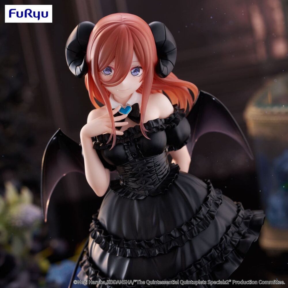 Nakano miku the quintessantial quintuplets specials bicute dark. Furyu incorpora a su colección bicute dark la figura de nakano miku, inspirada en su aparición en el anime "the quintessential quintuplets specials 2". Esta figura mide aproximadamente 25 cm y está fabricada en atbc-pvc, abs y fibras de poliéster. Se presenta vestida de negro, con alas de murciélago y una larga cola con punta de corazón. Incluye una base circular transparente para su estabilidad.