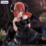 NAKANO MIKU THE QUINTESSANTIAL QUINTUPLETS SPECIALS BICUTE DARK. Furyu incorpora a su colección BiCute Dark la figura de Nakano Miku, inspirada en su aparición en el anime "The Quintessential Quintuplets Specials 2". Esta figura mide aproximadamente 25 cm y está fabricada en ATBC-PVC, ABS y fibras de poliéster. Se presenta vestida de negro, con alas de murciélago y una larga cola con punta de corazón. Incluye una base circular transparente para su estabilidad.