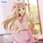 TSUMUGI KOTOBUKI K-ON TRIO-TRY-IT. Furyu introduce en su colección Trio-Try-iT la figura de Tsumugi Kotobuki, una de las cantantes del anime "K-ON!". Fabricada en ATBC-PVC y ABS, mide aproximadamente 22 cm de alto y presenta un acabado de gran calidad. Posando con su cabello al viento y su pierna flexionada con una expresión alegre, tal como se caracteriza su personaje.