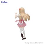 TSUMUGI KOTOBUKI K-ON TRIO-TRY-IT. Furyu introduce en su colección Trio-Try-iT la figura de Tsumugi Kotobuki, una de las cantantes del anime "K-ON!". Fabricada en ATBC-PVC y ABS, mide aproximadamente 22 cm de alto y presenta un acabado de gran calidad. Posando con su cabello al viento y su pierna flexionada con una expresión alegre, tal como se caracteriza su personaje.