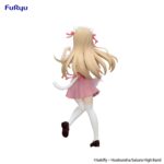 TSUMUGI KOTOBUKI K-ON TRIO-TRY-IT. Furyu introduce en su colección Trio-Try-iT la figura de Tsumugi Kotobuki, una de las cantantes del anime "K-ON!". Fabricada en ATBC-PVC y ABS, mide aproximadamente 22 cm de alto y presenta un acabado de gran calidad. Posando con su cabello al viento y su pierna flexionada con una expresión alegre, tal como se caracteriza su personaje.