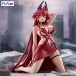 RED HOOD: NONSENSE RED GODDESS OF VICTORY: NIKKE NOODLES STOPPER. Furyu presenta la figura Noodle Stopper de Red Hood: Nonsense Red, basada en su aparición en el videojuego "Goddess of Victory: Nikke". Mide 12 cm y está elaborada en ATBC-PVC. Se presenta de rodillas con una pose seductora y un traje borgoña con detalles negros.