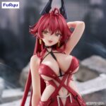 RED HOOD: NONSENSE RED GODDESS OF VICTORY: NIKKE NOODLES STOPPER. Furyu presenta la figura Noodle Stopper de Red Hood: Nonsense Red, basada en su aparición en el videojuego "Goddess of Victory: Nikke". Mide 12 cm y está elaborada en ATBC-PVC. Se presenta de rodillas con una pose seductora y un traje borgoña con detalles negros.