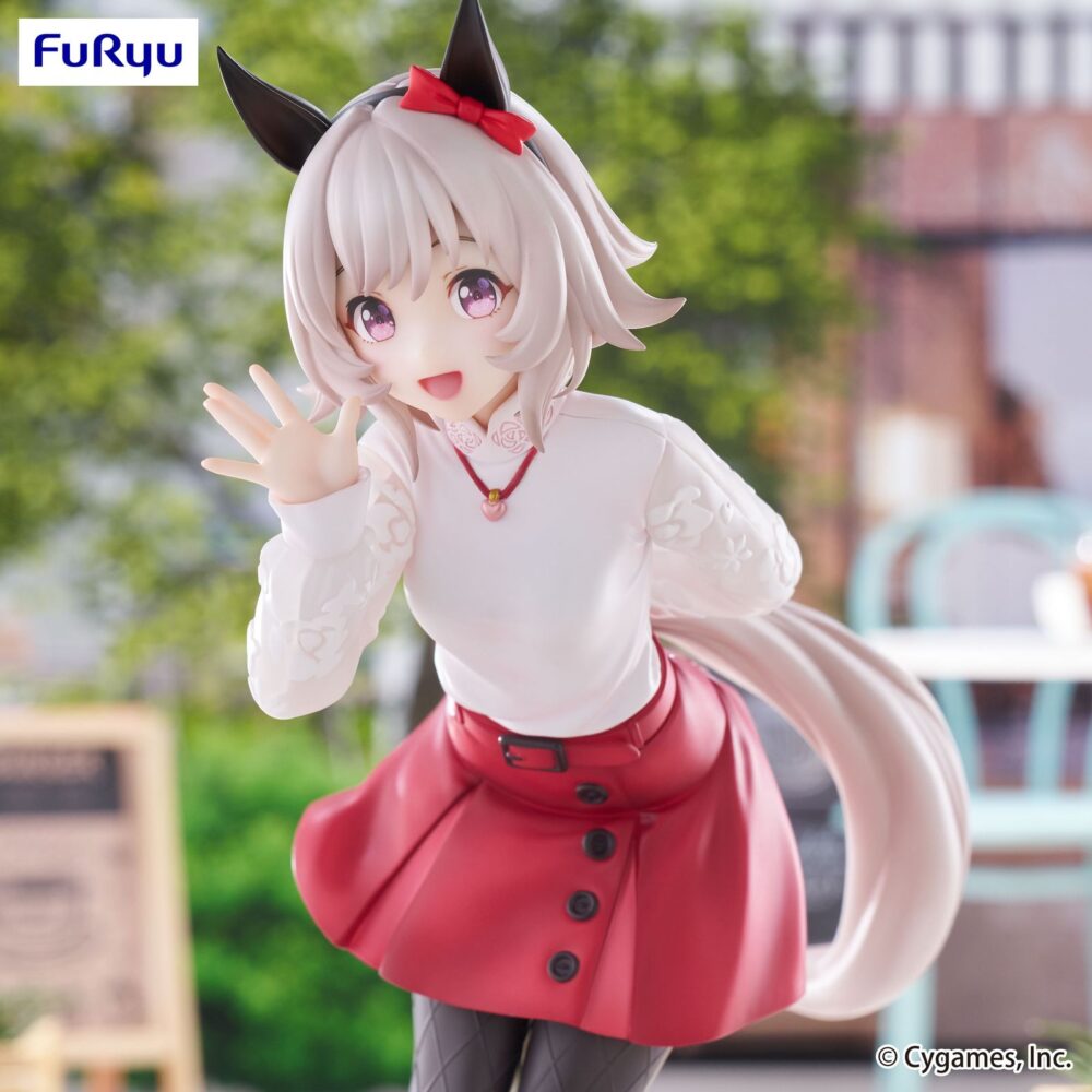 Cerren chan uma musume pretty derby ttrio-try-it. Furyu suma a su catálogo trio-try-it la figura de curren chan, el ángel de los selfies de "umamusume: pretty derby". Fabricada en atbc-pvc y abs, mide 19 cm de alto, saludando con una pose tierna y encantadora siendo fiel a la naturaleza de su personaje.