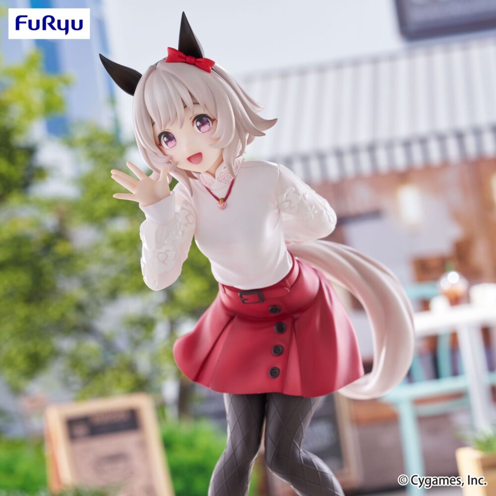 Cerren chan uma musume pretty derby ttrio-try-it. Furyu suma a su catálogo trio-try-it la figura de curren chan, el ángel de los selfies de "umamusume: pretty derby". Fabricada en atbc-pvc y abs, mide 19 cm de alto, saludando con una pose tierna y encantadora siendo fiel a la naturaleza de su personaje.