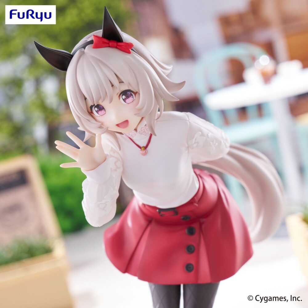 Cerren chan uma musume pretty derby ttrio-try-it. Furyu suma a su catálogo trio-try-it la figura de curren chan, el ángel de los selfies de "umamusume: pretty derby". Fabricada en atbc-pvc y abs, mide 19 cm de alto, saludando con una pose tierna y encantadora siendo fiel a la naturaleza de su personaje.