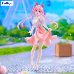 SHIUNJI OUKA: THEME PARK DAY THE SHIUNJI FAMILY CHILDREN TRIO-TRY-IT. Furyu lanza la figura Trio-Try-iT de Ouka Shiunji, la tercera hija de la familia Shiunji, se presenta en su versión de día de los parques temáticos, inspirada en el anime "The Shiunji Family Children". Mide 21 cm y está hecha en ATBC-PVC y ABS. Se presenta con su traje rosa en una pose alegre y encantadora.