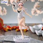 SUPER SONICO WHITE CHINA DRESS TRIO-TRY-IT. Furyu suma a su línea Trio-Try-iT la figura del personaje de ficción “Super Sonico” en la versión White China Dress. Fabricada en ATBC-PVC y ABS, Mide 21 cm de alto y destaca por su elegante diseño. Se muestra con sus característicos cascos y un vestido blanco con detalles dorados, mientras se abanica sobre una base circular blanca con decoración oriental.
