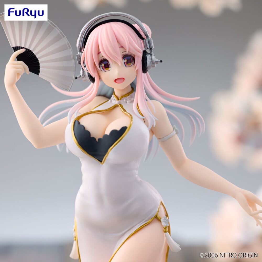 Super sonico white china dress trio-try-it. Furyu suma a su línea trio-try-it la figura del personaje de ficción “super sonico” en la versión white china dress. Fabricada en atbc-pvc y abs, mide 21 cm de alto y destaca por su elegante diseño. Se muestra con sus característicos cascos y un vestido blanco con detalles dorados, mientras se abanica sobre una base circular blanca con decoración oriental.