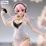 SUPER SONICO WHITE CHINA DRESS TRIO-TRY-IT. Furyu suma a su línea Trio-Try-iT la figura del personaje de ficción “Super Sonico” en la versión White China Dress. Fabricada en ATBC-PVC y ABS, Mide 21 cm de alto y destaca por su elegante diseño. Se muestra con sus característicos cascos y un vestido blanco con detalles dorados, mientras se abanica sobre una base circular blanca con decoración oriental.
