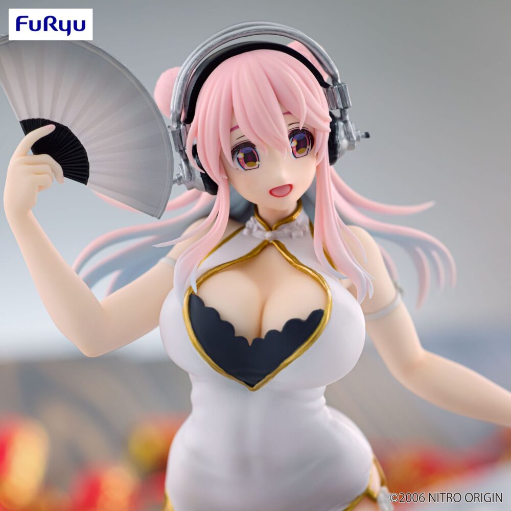 Super sonico white china dress trio-try-it. Furyu suma a su línea trio-try-it la figura del personaje de ficción “super sonico” en la versión white china dress. Fabricada en atbc-pvc y abs, mide 21 cm de alto y destaca por su elegante diseño. Se muestra con sus característicos cascos y un vestido blanco con detalles dorados, mientras se abanica sobre una base circular blanca con decoración oriental.