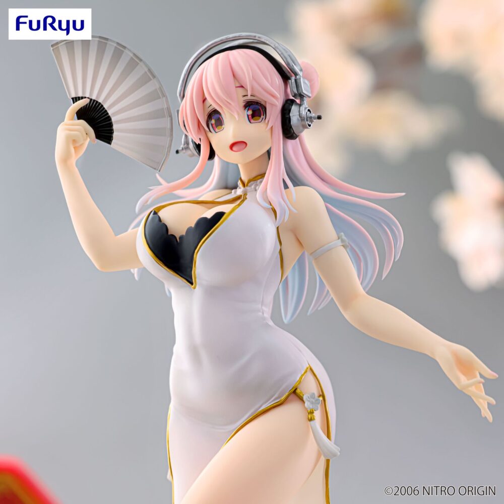 Super sonico white china dress trio-try-it. Furyu suma a su línea trio-try-it la figura del personaje de ficción “super sonico” en la versión white china dress. Fabricada en atbc-pvc y abs, mide 21 cm de alto y destaca por su elegante diseño. Se muestra con sus característicos cascos y un vestido blanco con detalles dorados, mientras se abanica sobre una base circular blanca con decoración oriental.