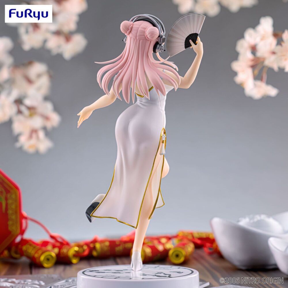 Super sonico white china dress trio-try-it. Furyu suma a su línea trio-try-it la figura del personaje de ficción “super sonico” en la versión white china dress. Fabricada en atbc-pvc y abs, mide 21 cm de alto y destaca por su elegante diseño. Se muestra con sus característicos cascos y un vestido blanco con detalles dorados, mientras se abanica sobre una base circular blanca con decoración oriental.