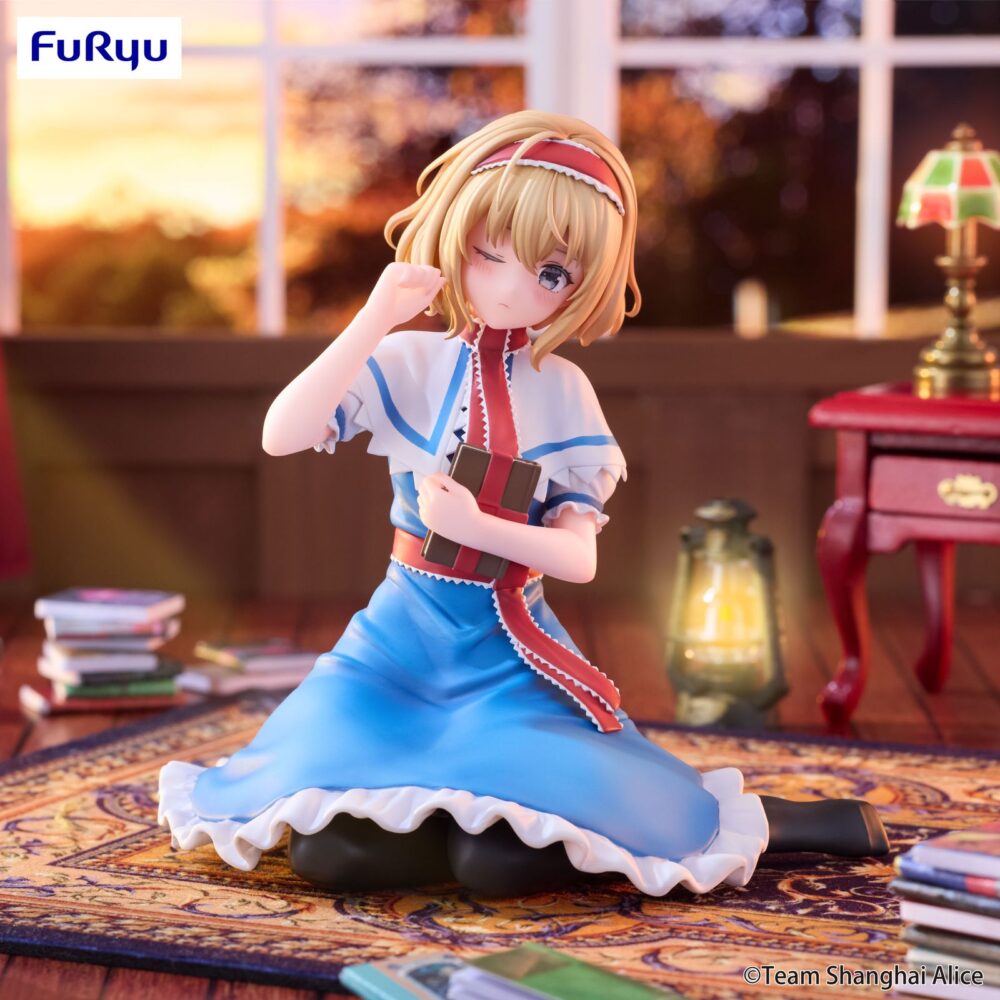 Alice margatroid touhou project noodle stopper. Furyu lanza la figura noodle stopper de alice margatroid, personaje de la serie de videojuegos "touhou project". Mide 10 cm y está elaborada en atbc-pvc, se muestra de rodillas, guiñando el ojo con una pose tierna y su libro en la mano.