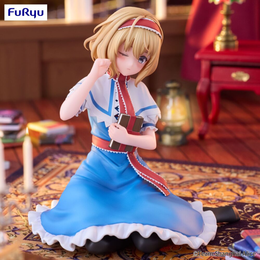 Alice margatroid touhou project noodle stopper. Furyu lanza la figura noodle stopper de alice margatroid, personaje de la serie de videojuegos "touhou project". Mide 10 cm y está elaborada en atbc-pvc, se muestra de rodillas, guiñando el ojo con una pose tierna y su libro en la mano.