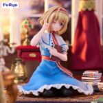 ALICE MARGATROID TOUHOU PROJECT NOODLE STOPPER. Furyu lanza la figura Noodle Stopper de Alice Margatroid, personaje de la serie de videojuegos "Touhou Project". Mide 10 cm y está elaborada en ATBC-PVC, se muestra de rodillas, guiñando el ojo con una pose tierna y su libro en la mano.