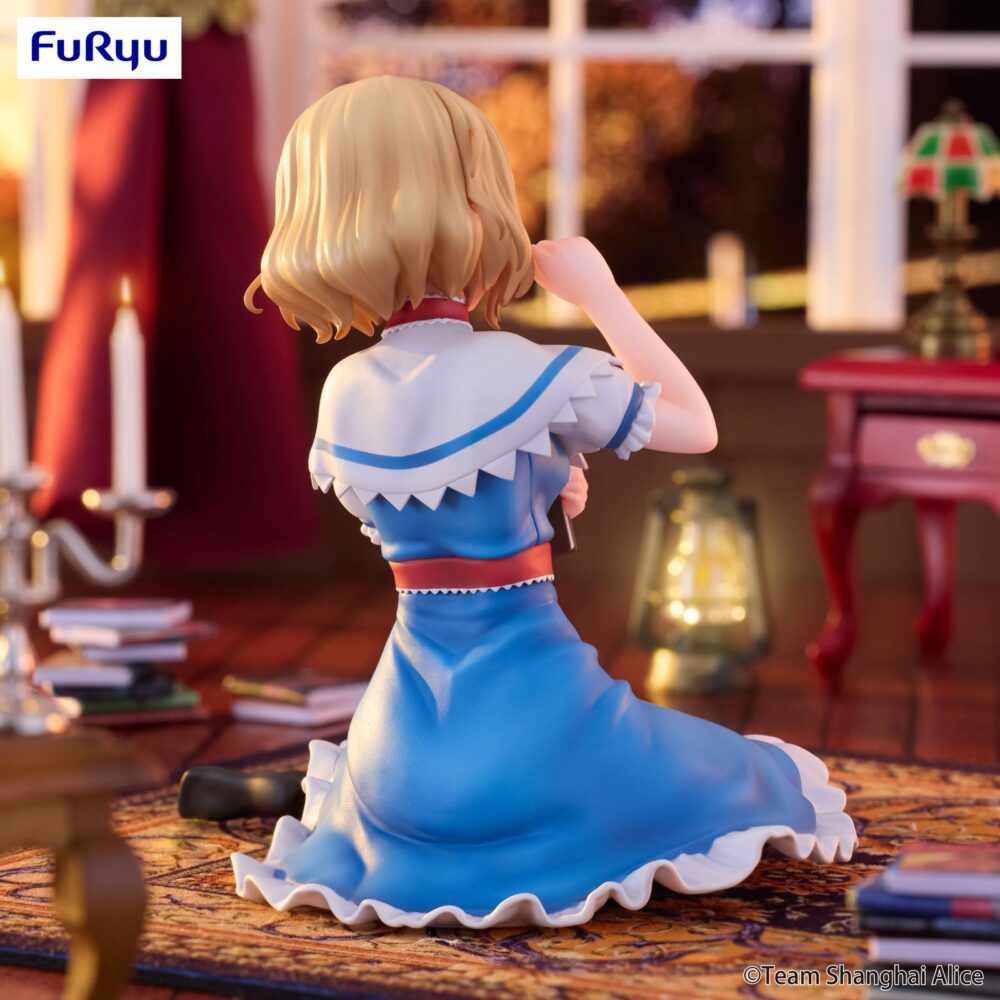 Alice margatroid touhou project noodle stopper. Furyu lanza la figura noodle stopper de alice margatroid, personaje de la serie de videojuegos "touhou project". Mide 10 cm y está elaborada en atbc-pvc, se muestra de rodillas, guiñando el ojo con una pose tierna y su libro en la mano.