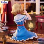 ALICE MARGATROID TOUHOU PROJECT NOODLE STOPPER. Furyu lanza la figura Noodle Stopper de Alice Margatroid, personaje de la serie de videojuegos "Touhou Project". Mide 10 cm y está elaborada en ATBC-PVC, se muestra de rodillas, guiñando el ojo con una pose tierna y su libro en la mano.