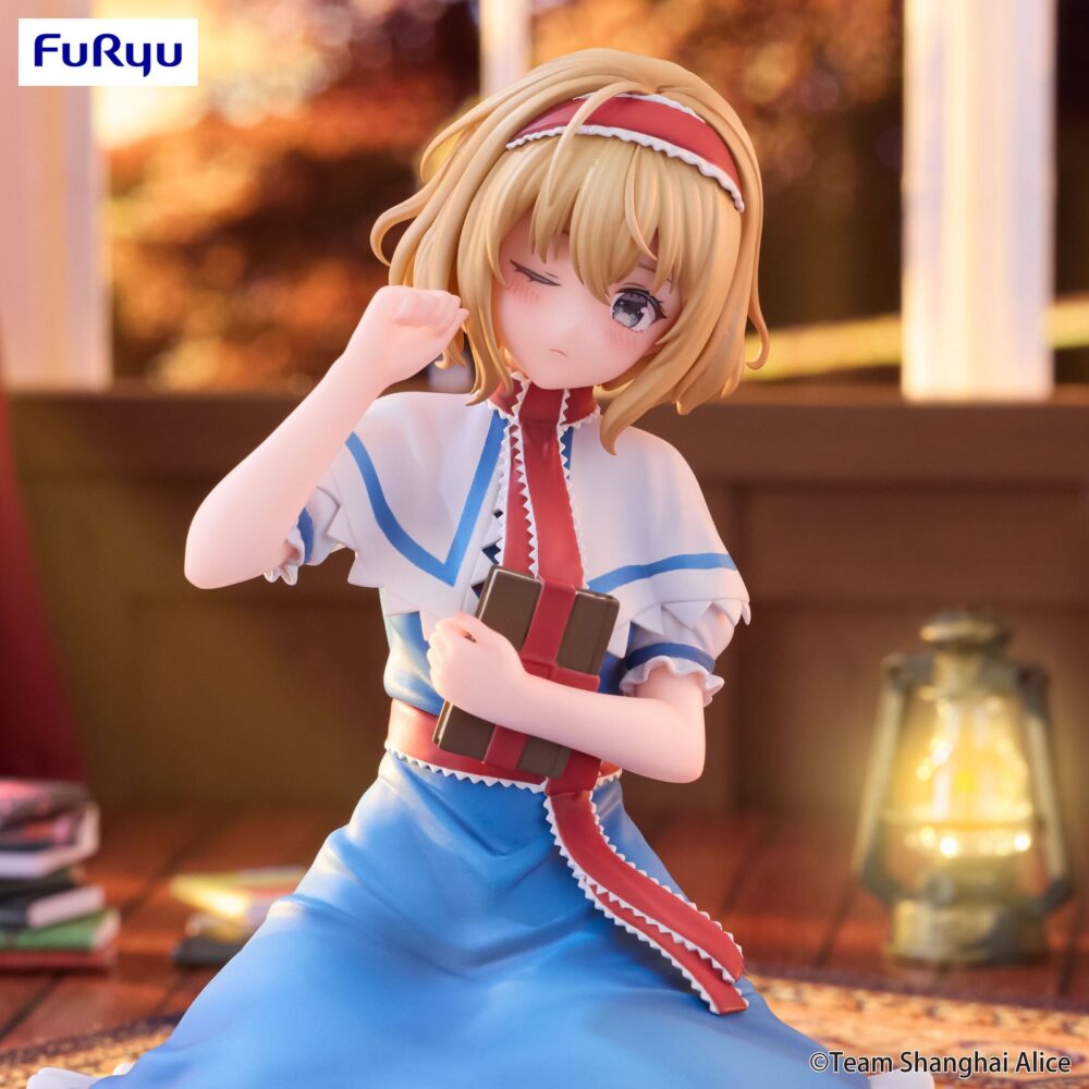 Alice margatroid touhou project noodle stopper. Furyu lanza la figura noodle stopper de alice margatroid, personaje de la serie de videojuegos "touhou project". Mide 10 cm y está elaborada en atbc-pvc, se muestra de rodillas, guiñando el ojo con una pose tierna y su libro en la mano.