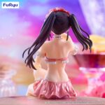 KURUMI TOKISAKI SWIMSUIT PASTEL RED COLOR DATE A LIVE V NOODLE STOPPER. Furyu presenta dentro de su colección Noodle Stopper la figura de Kurumi Tokisaki en su versión de bañador en color rojo pastel, inspirada en su aparición en el anime “Date A Live V". Con una altura aproximada de 15 cm, está fabricada en ATBC-PVC. Se presenta sentada con una pose ideal para colocar en bordes de mesas o baldas de estanterías.