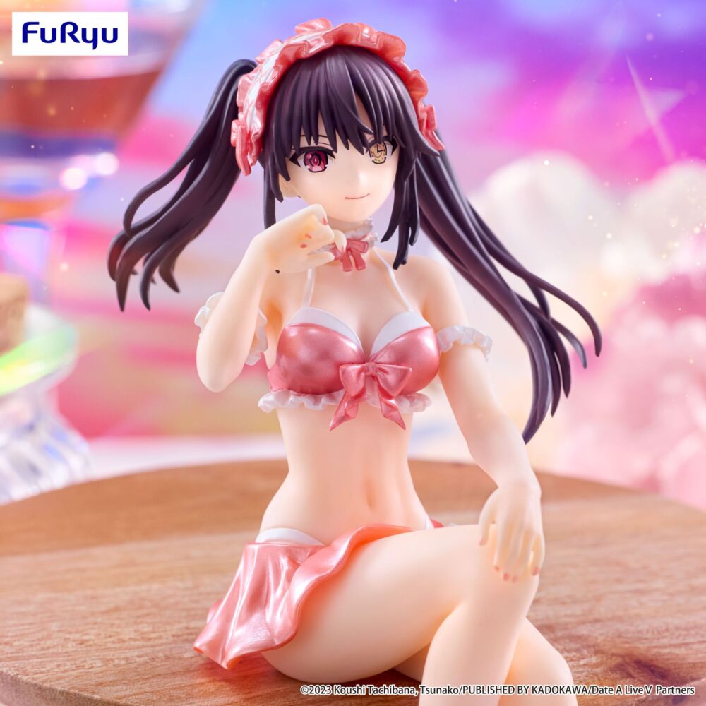 Kurumi tokisaki swimsuit pastel red color date a live v noodle stopper. Furyu presenta dentro de su colección noodle stopper la figura de kurumi tokisaki en su versión de bañador en color rojo pastel, inspirada en su aparición en el anime “date a live v". Con una altura aproximada de 15 cm, está fabricada en atbc-pvc. Se presenta sentada con una pose ideal para colocar en bordes de mesas o baldas de estanterías.