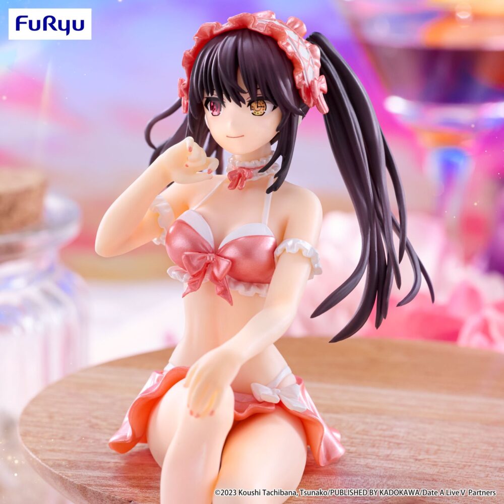 Kurumi tokisaki swimsuit pastel red color date a live v noodle stopper. Furyu presenta dentro de su colección noodle stopper la figura de kurumi tokisaki en su versión de bañador en color rojo pastel, inspirada en su aparición en el anime “date a live v". Con una altura aproximada de 15 cm, está fabricada en atbc-pvc. Se presenta sentada con una pose ideal para colocar en bordes de mesas o baldas de estanterías.