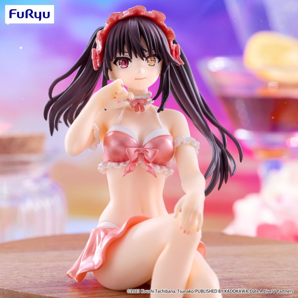 Kurumi tokisaki swimsuit pastel red color date a live v noodle stopper. Furyu presenta dentro de su colección noodle stopper la figura de kurumi tokisaki en su versión de bañador en color rojo pastel, inspirada en su aparición en el anime “date a live v". Con una altura aproximada de 15 cm, está fabricada en atbc-pvc. Se presenta sentada con una pose ideal para colocar en bordes de mesas o baldas de estanterías.