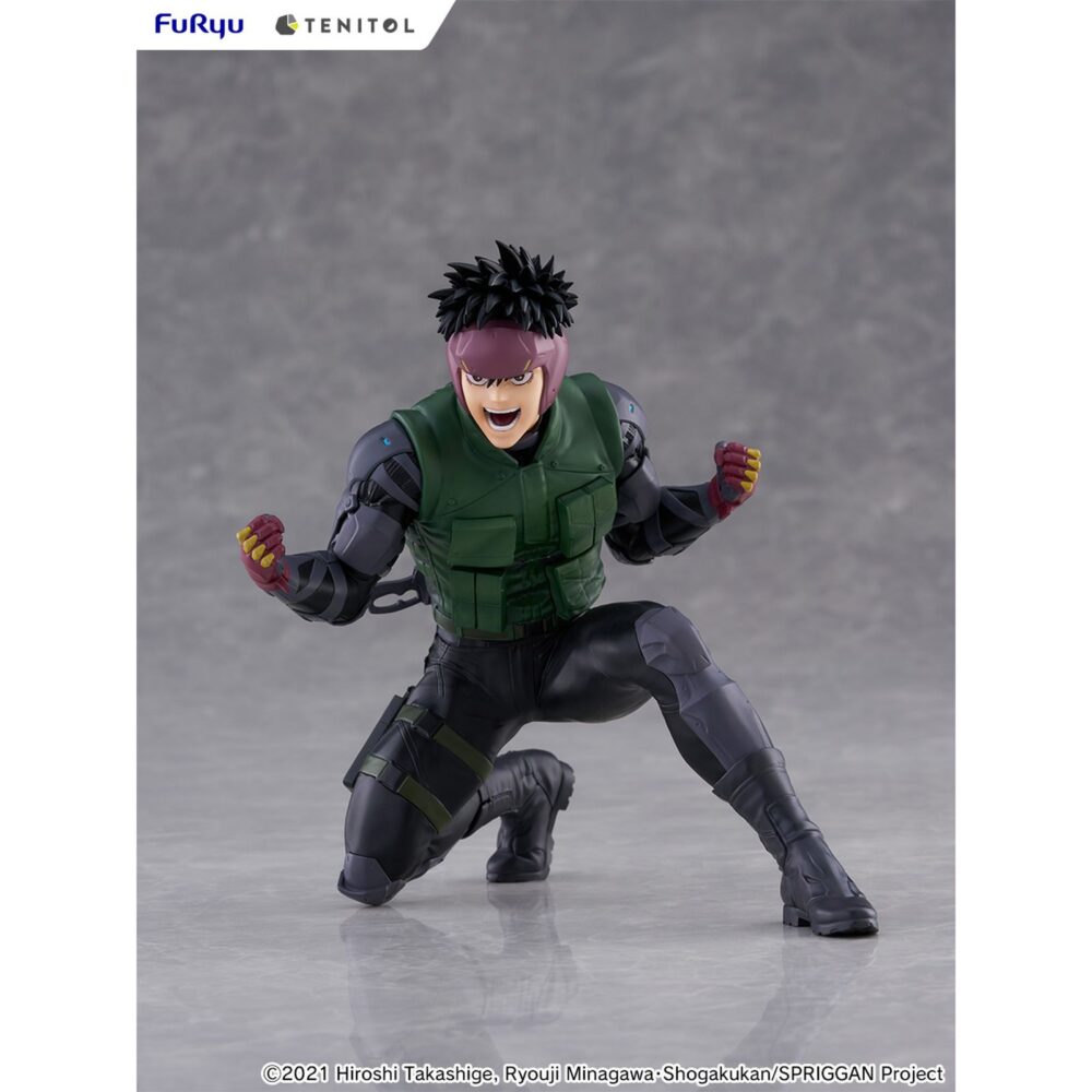Yu omniae spriggan tenitol. Furyu incorpora a su línea tenitol la figura de yu ominae, protagonista del anime "spriggan". Destaca por una pose dinámica y por su musculatura detallada que refleja con precisión las fibras y relieves del cuerpo. El traje a-m presenta arrugas realistas que refuerzan el efecto tridimensional y transmiten una fuerte presencia visual. La figura está pintada, fabricada en pvc y se presenta completamente montada. Mide aproximadamente 13,5 cm de alto e incluye base para su exposición.