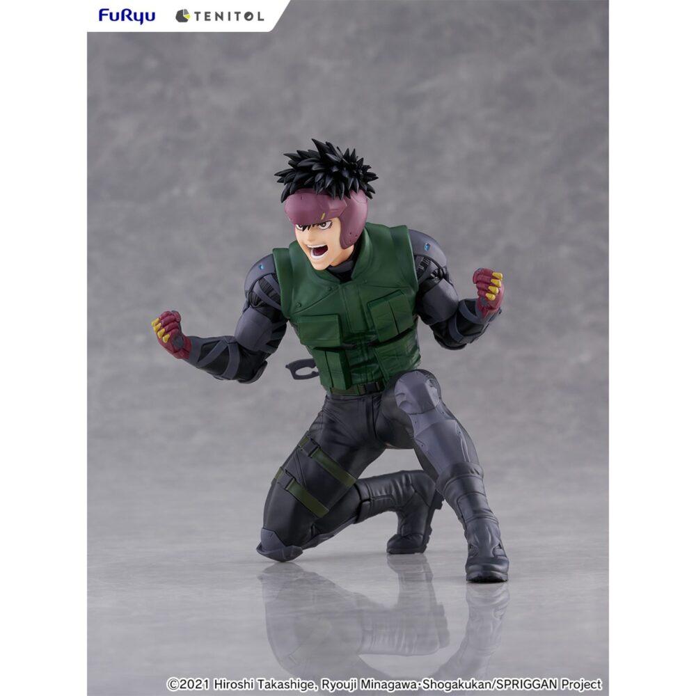 Yu omniae spriggan tenitol. Furyu incorpora a su línea tenitol la figura de yu ominae, protagonista del anime "spriggan". Destaca por una pose dinámica y por su musculatura detallada que refleja con precisión las fibras y relieves del cuerpo. El traje a-m presenta arrugas realistas que refuerzan el efecto tridimensional y transmiten una fuerte presencia visual. La figura está pintada, fabricada en pvc y se presenta completamente montada. Mide aproximadamente 13,5 cm de alto e incluye base para su exposición.