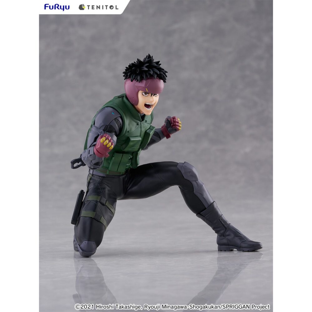 Yu omniae spriggan tenitol. Furyu incorpora a su línea tenitol la figura de yu ominae, protagonista del anime "spriggan". Destaca por una pose dinámica y por su musculatura detallada que refleja con precisión las fibras y relieves del cuerpo. El traje a-m presenta arrugas realistas que refuerzan el efecto tridimensional y transmiten una fuerte presencia visual. La figura está pintada, fabricada en pvc y se presenta completamente montada. Mide aproximadamente 13,5 cm de alto e incluye base para su exposición.