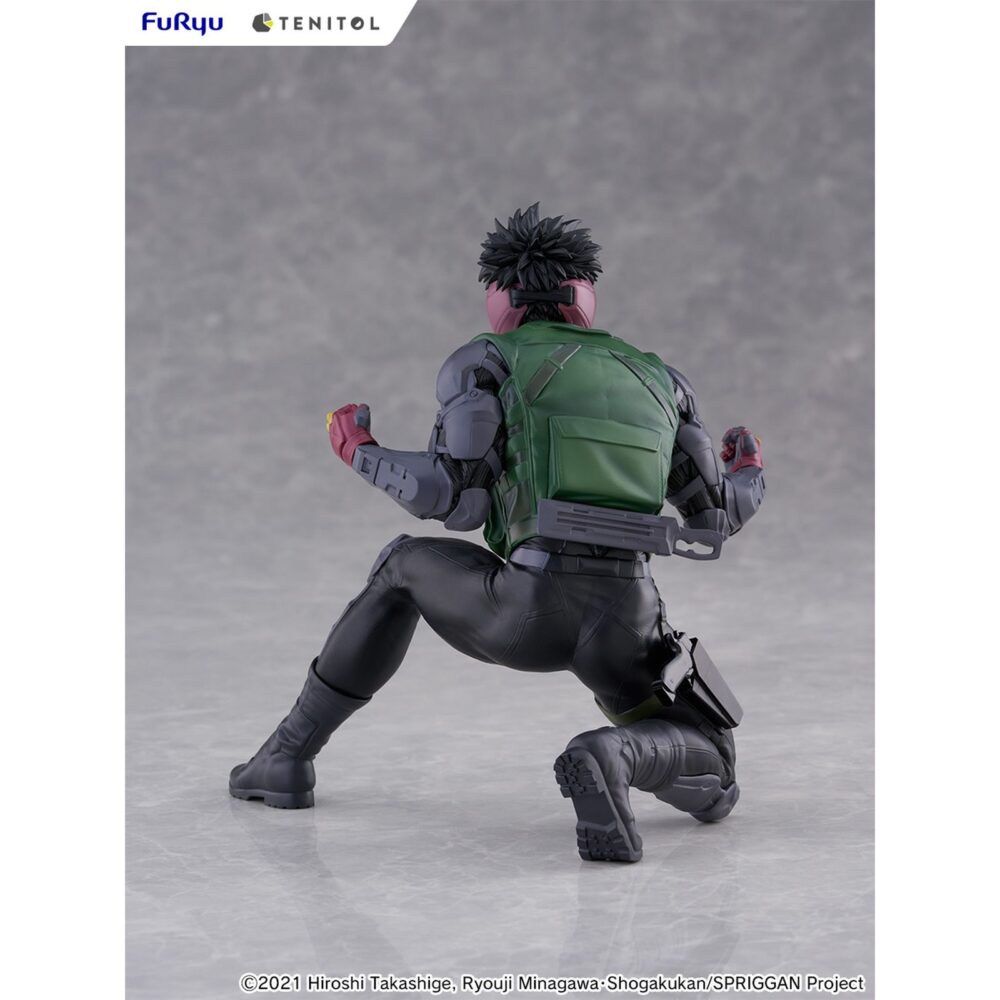 Yu omniae spriggan tenitol. Furyu incorpora a su línea tenitol la figura de yu ominae, protagonista del anime "spriggan". Destaca por una pose dinámica y por su musculatura detallada que refleja con precisión las fibras y relieves del cuerpo. El traje a-m presenta arrugas realistas que refuerzan el efecto tridimensional y transmiten una fuerte presencia visual. La figura está pintada, fabricada en pvc y se presenta completamente montada. Mide aproximadamente 13,5 cm de alto e incluye base para su exposición.
