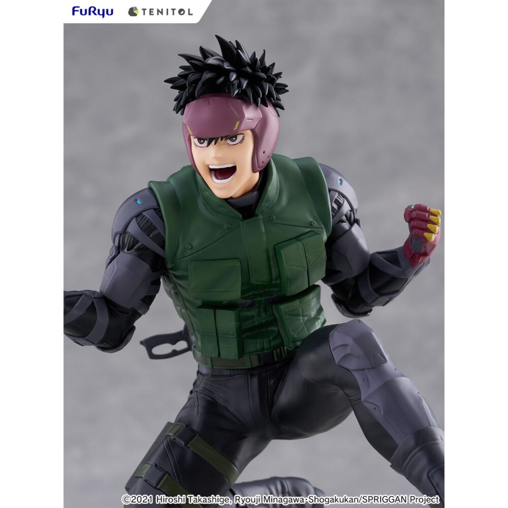 Yu omniae spriggan tenitol. Furyu incorpora a su línea tenitol la figura de yu ominae, protagonista del anime "spriggan". Destaca por una pose dinámica y por su musculatura detallada que refleja con precisión las fibras y relieves del cuerpo. El traje a-m presenta arrugas realistas que refuerzan el efecto tridimensional y transmiten una fuerte presencia visual. La figura está pintada, fabricada en pvc y se presenta completamente montada. Mide aproximadamente 13,5 cm de alto e incluye base para su exposición.