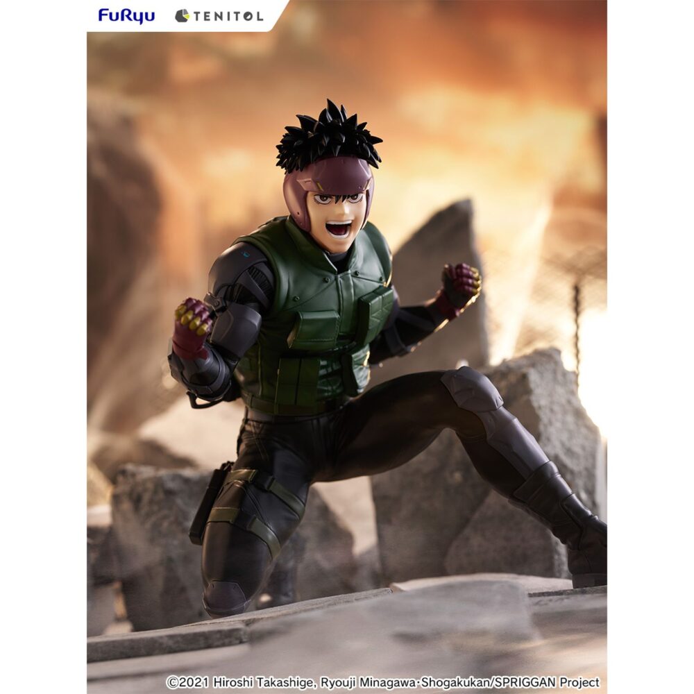 Yu omniae spriggan tenitol. Furyu incorpora a su línea tenitol la figura de yu ominae, protagonista del anime "spriggan". Destaca por una pose dinámica y por su musculatura detallada que refleja con precisión las fibras y relieves del cuerpo. El traje a-m presenta arrugas realistas que refuerzan el efecto tridimensional y transmiten una fuerte presencia visual. La figura está pintada, fabricada en pvc y se presenta completamente montada. Mide aproximadamente 13,5 cm de alto e incluye base para su exposición.