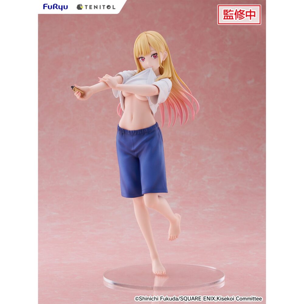 Marin kitagawa gojo’s gym uniform my dress-up darling tenitol tall.  furyu añade a su colección tenitol tall la figura de marin kitagawa con el uniforme de gimnasia de wakana gojo, basada en su aparición en el anime "my dress-up darling". Está representada poniéndose crema en una postura dinámica y sexy. La figura mide aproximadamente 30 cm y cuenta con una base circular transparente que le aporta estabilidad.