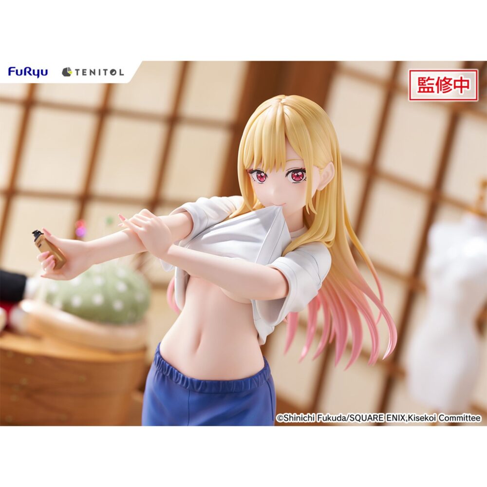 Marin kitagawa gojo’s gym uniform my dress-up darling tenitol tall.  furyu añade a su colección tenitol tall la figura de marin kitagawa con el uniforme de gimnasia de wakana gojo, basada en su aparición en el anime "my dress-up darling". Está representada poniéndose crema en una postura dinámica y sexy. La figura mide aproximadamente 30 cm y cuenta con una base circular transparente que le aporta estabilidad.