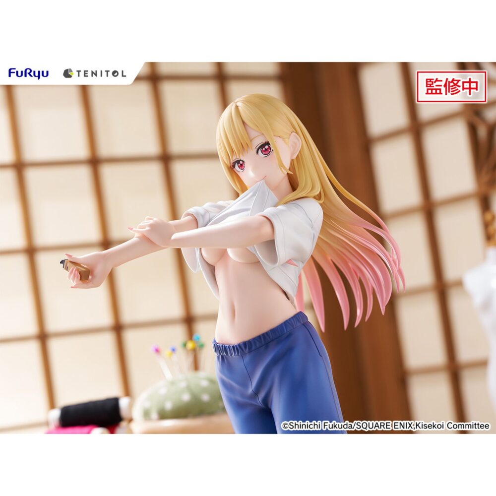 Marin kitagawa gojo’s gym uniform my dress-up darling tenitol tall.  furyu añade a su colección tenitol tall la figura de marin kitagawa con el uniforme de gimnasia de wakana gojo, basada en su aparición en el anime "my dress-up darling". Está representada poniéndose crema en una postura dinámica y sexy. La figura mide aproximadamente 30 cm y cuenta con una base circular transparente que le aporta estabilidad.
