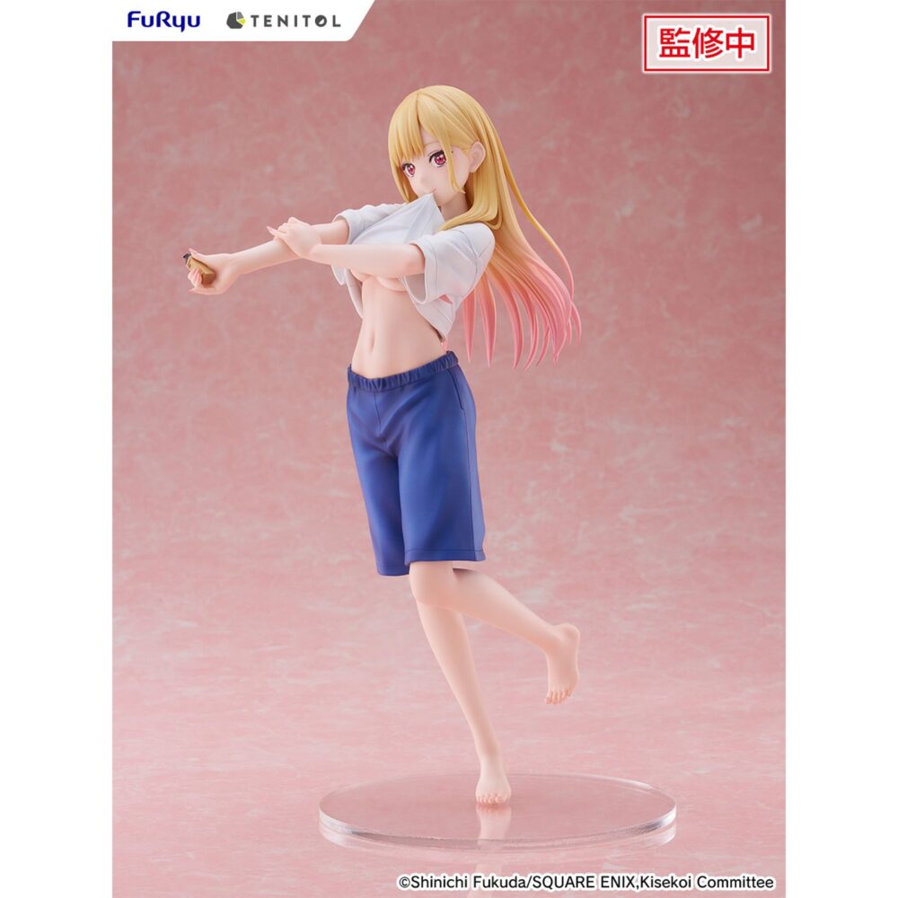 Marin kitagawa gojo’s gym uniform my dress-up darling tenitol tall.  furyu añade a su colección tenitol tall la figura de marin kitagawa con el uniforme de gimnasia de wakana gojo, basada en su aparición en el anime "my dress-up darling". Está representada poniéndose crema en una postura dinámica y sexy. La figura mide aproximadamente 30 cm y cuenta con una base circular transparente que le aporta estabilidad.
