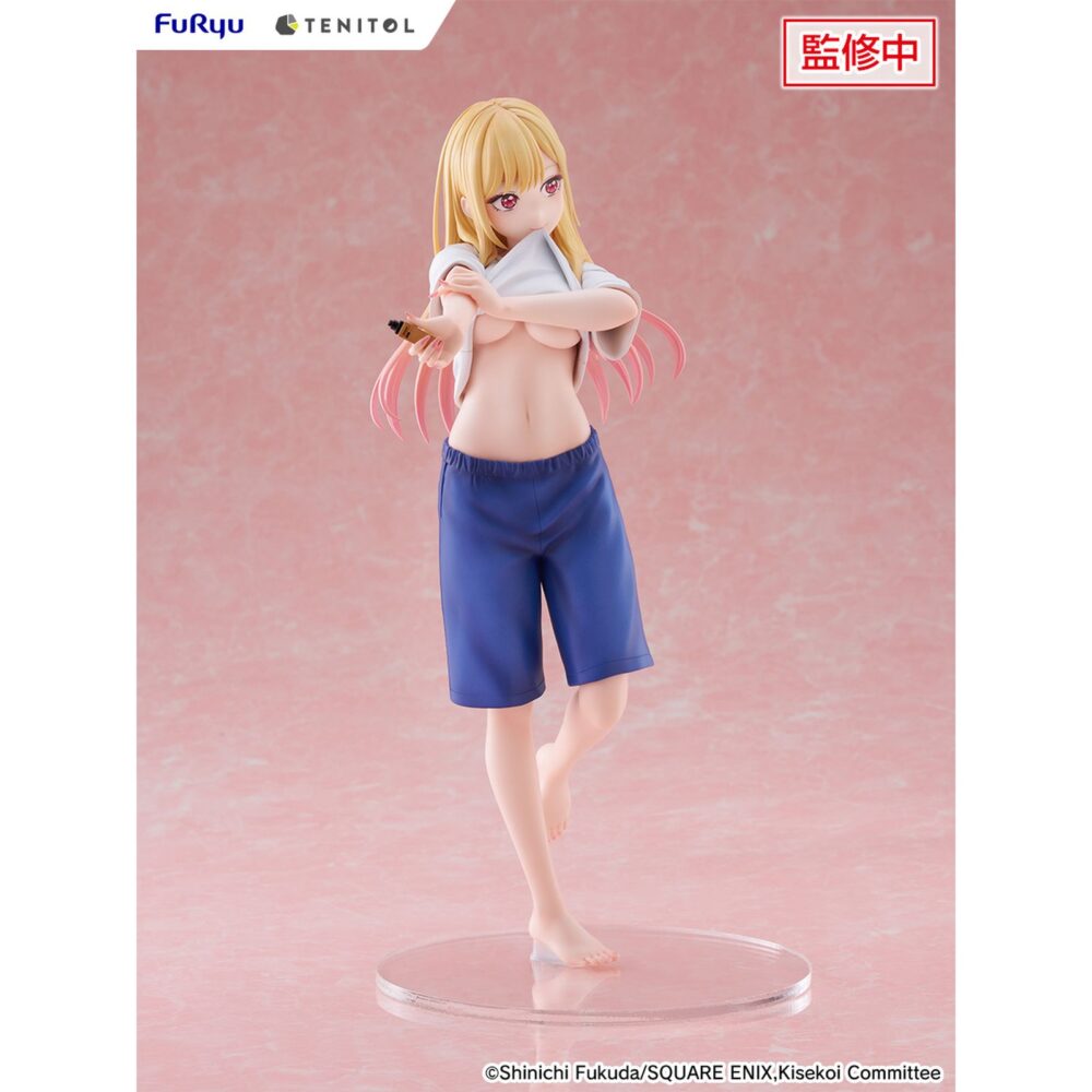 Marin kitagawa gojo’s gym uniform my dress-up darling tenitol tall.  furyu añade a su colección tenitol tall la figura de marin kitagawa con el uniforme de gimnasia de wakana gojo, basada en su aparición en el anime "my dress-up darling". Está representada poniéndose crema en una postura dinámica y sexy. La figura mide aproximadamente 30 cm y cuenta con una base circular transparente que le aporta estabilidad.