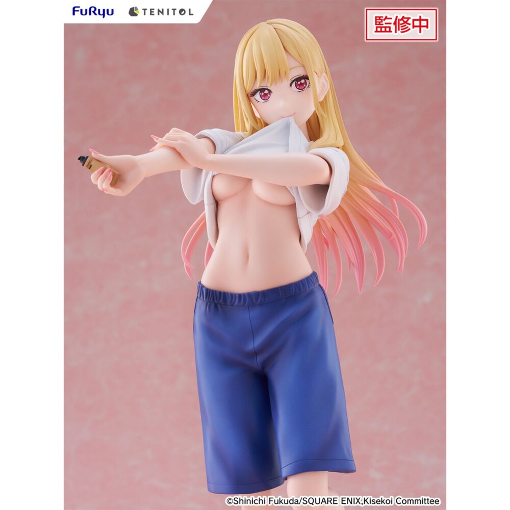 Marin kitagawa gojo’s gym uniform my dress-up darling tenitol tall.  furyu añade a su colección tenitol tall la figura de marin kitagawa con el uniforme de gimnasia de wakana gojo, basada en su aparición en el anime "my dress-up darling". Está representada poniéndose crema en una postura dinámica y sexy. La figura mide aproximadamente 30 cm y cuenta con una base circular transparente que le aporta estabilidad.