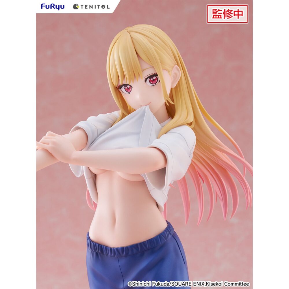 Marin kitagawa gojo’s gym uniform my dress-up darling tenitol tall.  furyu añade a su colección tenitol tall la figura de marin kitagawa con el uniforme de gimnasia de wakana gojo, basada en su aparición en el anime "my dress-up darling". Está representada poniéndose crema en una postura dinámica y sexy. La figura mide aproximadamente 30 cm y cuenta con una base circular transparente que le aporta estabilidad.