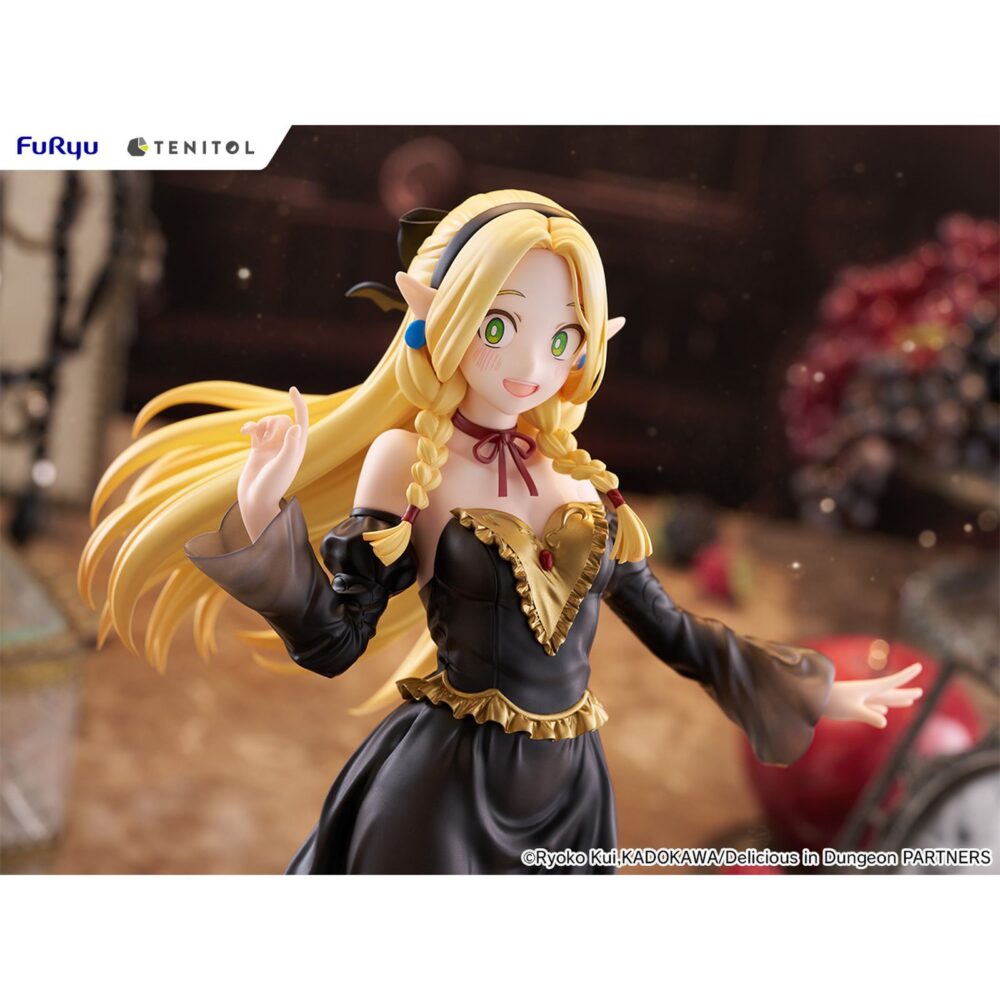 Marcille donato dress style version delicious in dungeon tenitol tall. Furyu añade a su colección tenitol tall la figura de marcille donato con un vestido negro y detalles dorados, un diseño original exclusivo para la marca. Está basada en su aparición en el anime "delicious in dungeon" ("tragones y mazmorras" en españa) y muestra a la elfo de una manera muy dinámica y lujosa gracias a los detalles del pelo y la ropa. La figura mide aproximadamente 28 cm y cuenta con una base circular transparente que le aporta estabilidad.