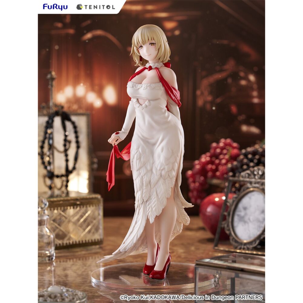 Falin touden dress style version delicious in dungeon tenitol tall. Furyu añade a su colección tenitol tall la figura de falin touden con un vestido inspirado en una quimera, un diseño original exclusivo para la marca. Está basada en su aparición en el anime "delicious in dungeon" ("tragones y mazmorras" en españa) y muestra a la maga de una manera elegante gracias a los detalles de la ropa. El rojo brillante del fular y de los zapatos, contrasta con el blanco del traje. La figura mide aproximadamente 30 cm y cuenta con una base circular transparente que le aporta estabilidad.