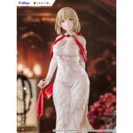 FALIN TOUDEN DRESS STYLE VERSION DELICIOUS IN DUNGEON TENITOL TALL. Furyu añade a su colección Tenitol Tall la figura de Falin Touden con un vestido inspirado en una quimera, un diseño original exclusivo para la marca. Está basada en su aparición en el anime "Delicious in Dungeon" ("Tragones y Mazmorras" en España) y muestra a la maga de una manera elegante gracias a los detalles de la ropa. El rojo brillante del fular y de los zapatos, contrasta con el blanco del traje. La figura mide aproximadamente 30 cm y cuenta con una base circular transparente que le aporta estabilidad.