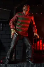 ULTIMATE FREDDY KRUEGER A NIGHTMARE ON ELM STREET 30TH ANNIVERSARY. NECA presenta la versión definitiva de Freddy como apareció por primera vez en el clásico de 1984. Freddy mide casi 7″ y cuenta con una parte inferior del cuerpo totalmente articulada con muslos y rodillas articulados. La figura viene con 3 cabezas intercambiables, incluyendo la boca cerrada, boca abierta mueca, y la cara del cráneo. Cuenta con una mano izquierda intercambiable con 2 dedos cortados e incluye una máscara de piel muerta, un teléfono con lengua y su fiel fedora. Cargada de características, detalles y articulaciones, ¡esta es la figura de Freddy que hay que tener! Embalaje de coleccionista en caja con ventana y solapa de apertura.