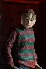 ULTIMATE FREDDY KRUEGER A NIGHTMARE ON ELM STREET 30TH ANNIVERSARY. NECA presenta la versión definitiva de Freddy como apareció por primera vez en el clásico de 1984. Freddy mide casi 7″ y cuenta con una parte inferior del cuerpo totalmente articulada con muslos y rodillas articulados. La figura viene con 3 cabezas intercambiables, incluyendo la boca cerrada, boca abierta mueca, y la cara del cráneo. Cuenta con una mano izquierda intercambiable con 2 dedos cortados e incluye una máscara de piel muerta, un teléfono con lengua y su fiel fedora. Cargada de características, detalles y articulaciones, ¡esta es la figura de Freddy que hay que tener! Embalaje de coleccionista en caja con ventana y solapa de apertura.