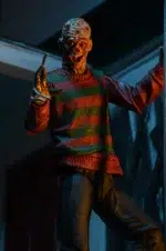 ULTIMATE FREDDY KRUEGER A NIGHTMARE ON ELM STREET 30TH ANNIVERSARY. NECA presenta la versión definitiva de Freddy como apareció por primera vez en el clásico de 1984. Freddy mide casi 7″ y cuenta con una parte inferior del cuerpo totalmente articulada con muslos y rodillas articulados. La figura viene con 3 cabezas intercambiables, incluyendo la boca cerrada, boca abierta mueca, y la cara del cráneo. Cuenta con una mano izquierda intercambiable con 2 dedos cortados e incluye una máscara de piel muerta, un teléfono con lengua y su fiel fedora. Cargada de características, detalles y articulaciones, ¡esta es la figura de Freddy que hay que tener! Embalaje de coleccionista en caja con ventana y solapa de apertura.