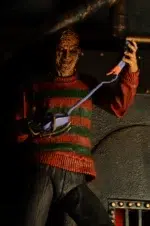ULTIMATE FREDDY KRUEGER A NIGHTMARE ON ELM STREET 30TH ANNIVERSARY. NECA presenta la versión definitiva de Freddy como apareció por primera vez en el clásico de 1984. Freddy mide casi 7″ y cuenta con una parte inferior del cuerpo totalmente articulada con muslos y rodillas articulados. La figura viene con 3 cabezas intercambiables, incluyendo la boca cerrada, boca abierta mueca, y la cara del cráneo. Cuenta con una mano izquierda intercambiable con 2 dedos cortados e incluye una máscara de piel muerta, un teléfono con lengua y su fiel fedora. Cargada de características, detalles y articulaciones, ¡esta es la figura de Freddy que hay que tener! Embalaje de coleccionista en caja con ventana y solapa de apertura.