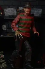 ULTIMATE FREDDY KRUEGER A NIGHTMARE ON ELM STREET 30TH ANNIVERSARY. NECA presenta la versión definitiva de Freddy como apareció por primera vez en el clásico de 1984. Freddy mide casi 7″ y cuenta con una parte inferior del cuerpo totalmente articulada con muslos y rodillas articulados. La figura viene con 3 cabezas intercambiables, incluyendo la boca cerrada, boca abierta mueca, y la cara del cráneo. Cuenta con una mano izquierda intercambiable con 2 dedos cortados e incluye una máscara de piel muerta, un teléfono con lengua y su fiel fedora. Cargada de características, detalles y articulaciones, ¡esta es la figura de Freddy que hay que tener! Embalaje de coleccionista en caja con ventana y solapa de apertura.