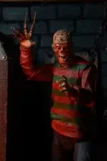 ULTIMATE FREDDY KRUEGER A NIGHTMARE ON ELM STREET 30TH ANNIVERSARY. NECA presenta la versión definitiva de Freddy como apareció por primera vez en el clásico de 1984. Freddy mide casi 7″ y cuenta con una parte inferior del cuerpo totalmente articulada con muslos y rodillas articulados. La figura viene con 3 cabezas intercambiables, incluyendo la boca cerrada, boca abierta mueca, y la cara del cráneo. Cuenta con una mano izquierda intercambiable con 2 dedos cortados e incluye una máscara de piel muerta, un teléfono con lengua y su fiel fedora. Cargada de características, detalles y articulaciones, ¡esta es la figura de Freddy que hay que tener! Embalaje de coleccionista en caja con ventana y solapa de apertura.